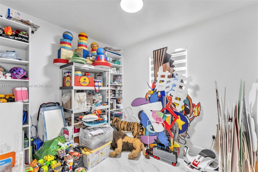 Recently Sold: $620,000 (5 beds, 3 baths, 2514 Square Feet)