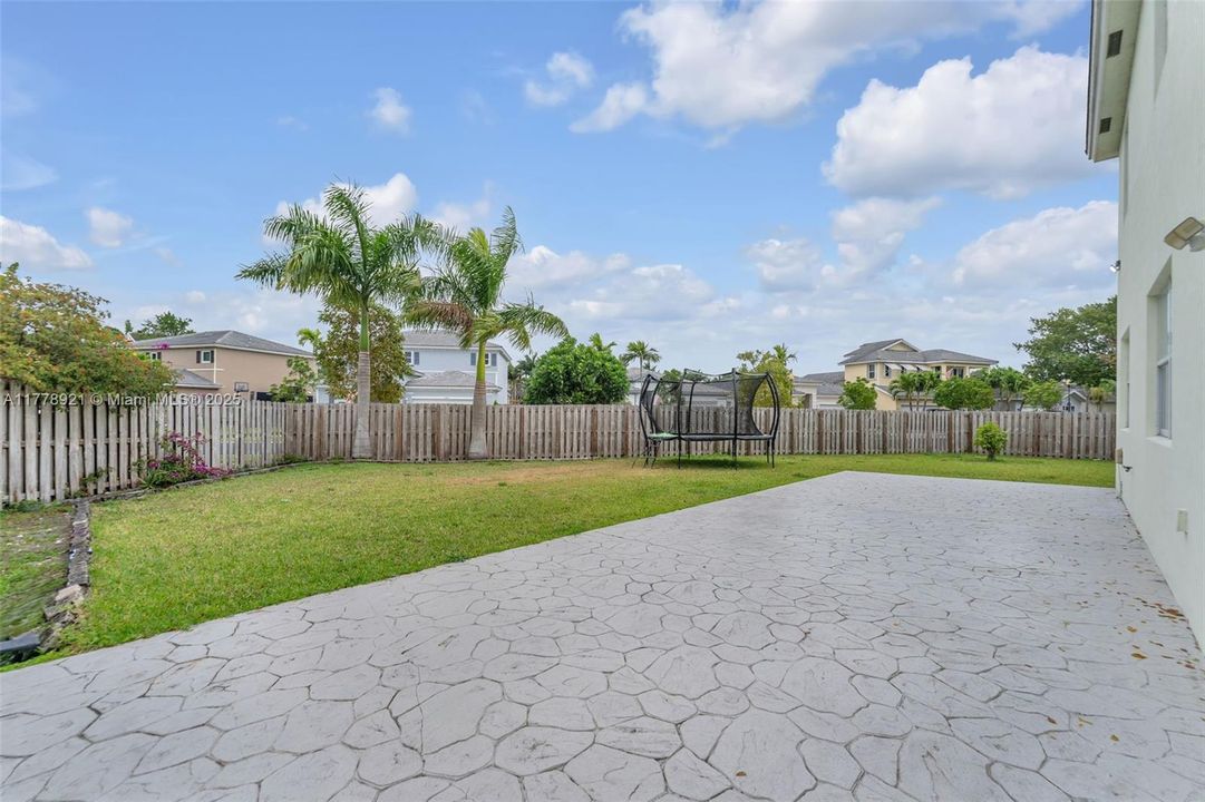 Recently Sold: $620,000 (5 beds, 3 baths, 2514 Square Feet)