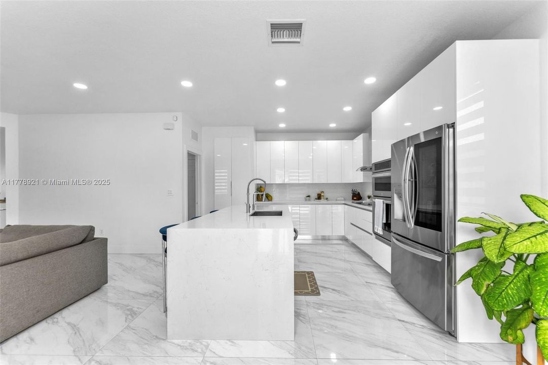 Recently Sold: $620,000 (5 beds, 3 baths, 2514 Square Feet)