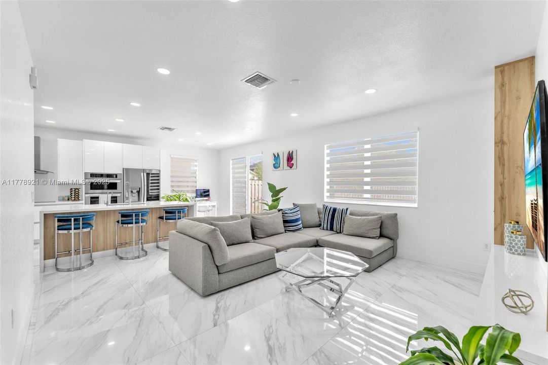 Recently Sold: $620,000 (5 beds, 3 baths, 2514 Square Feet)