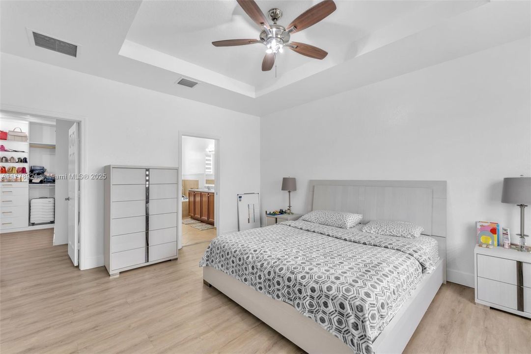 Recently Sold: $620,000 (5 beds, 3 baths, 2514 Square Feet)