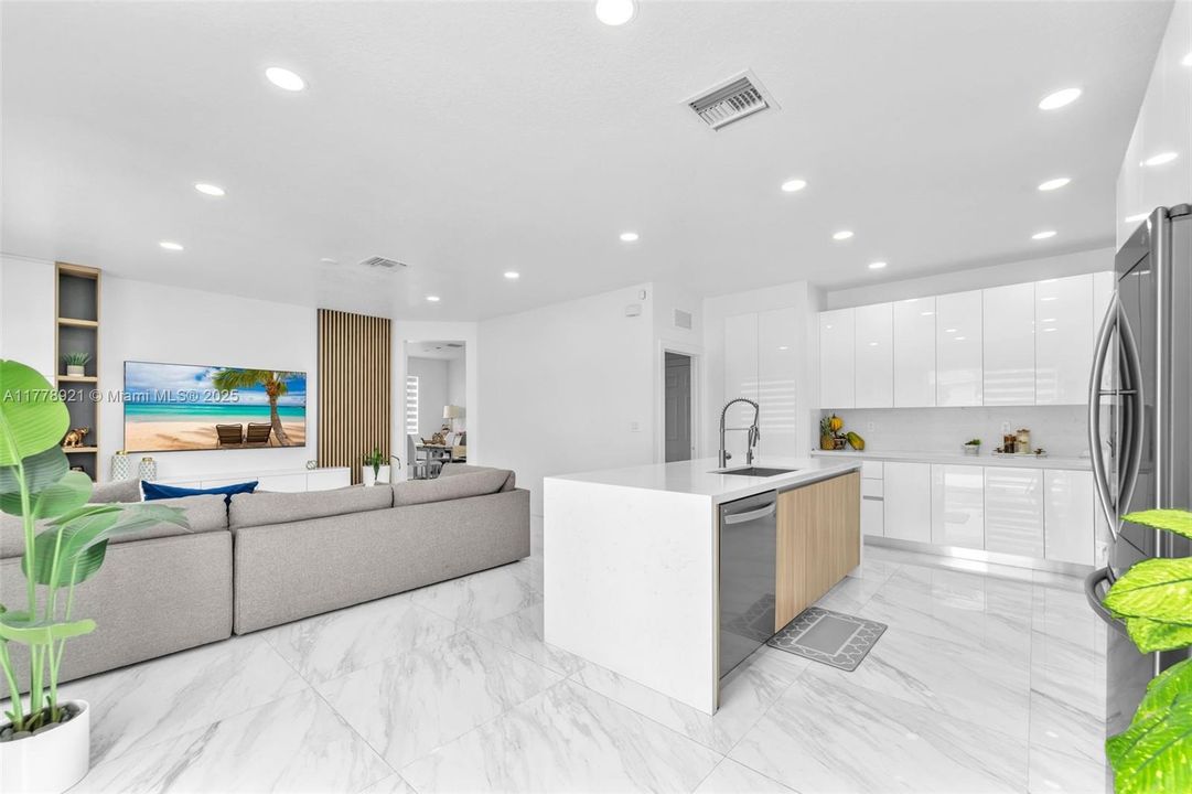 Recently Sold: $620,000 (5 beds, 3 baths, 2514 Square Feet)