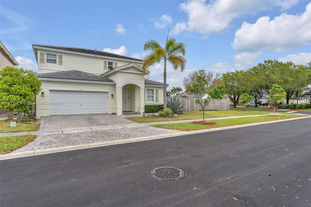 Recently Sold: $620,000 (5 beds, 3 baths, 2514 Square Feet)