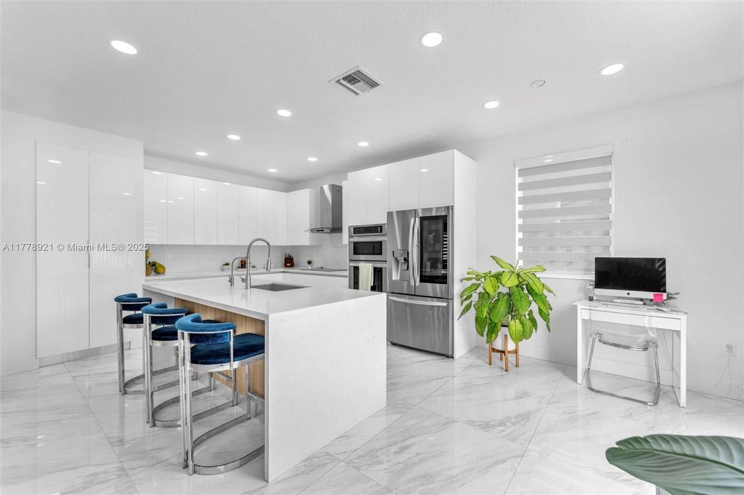 Recently Sold: $620,000 (5 beds, 3 baths, 2514 Square Feet)