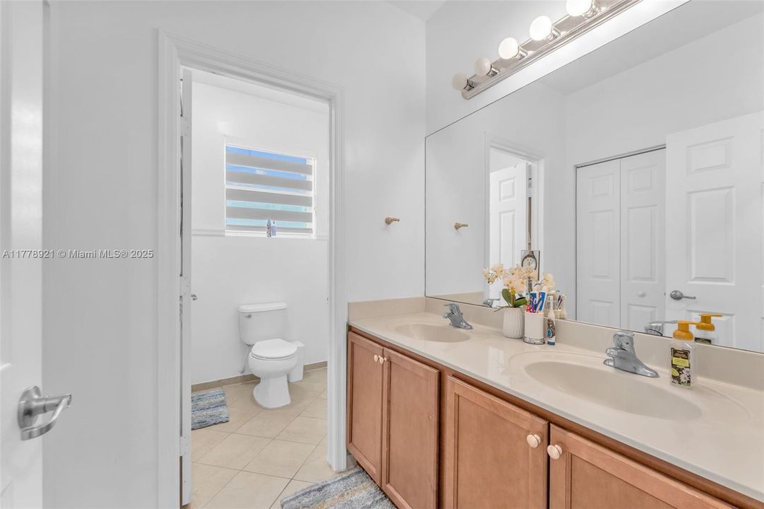 Recently Sold: $620,000 (5 beds, 3 baths, 2514 Square Feet)