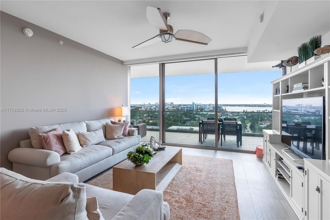 На продажу: $3,825,000 (2 спален, 2 ванн, 1704 Квадратных фут)