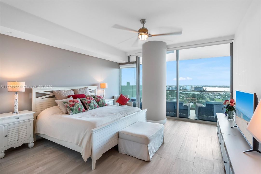 На продажу: $3,825,000 (2 спален, 2 ванн, 1704 Квадратных фут)