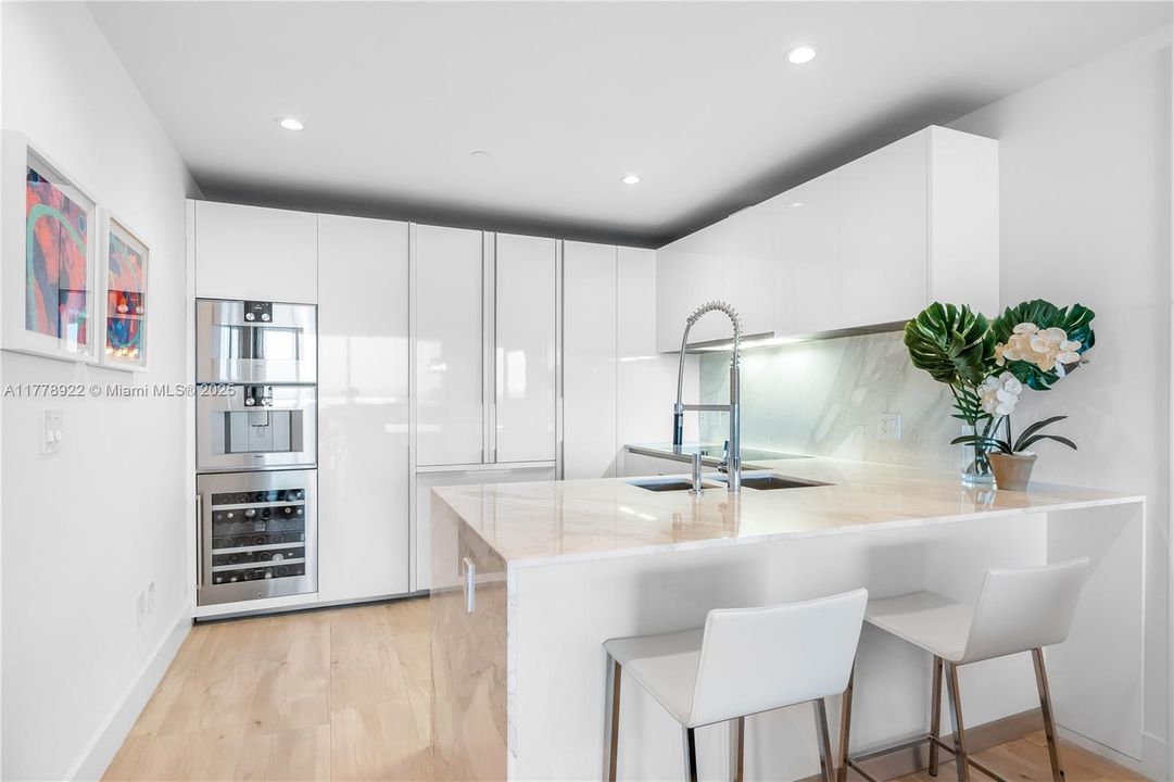 На продажу: $3,825,000 (2 спален, 2 ванн, 1704 Квадратных фут)