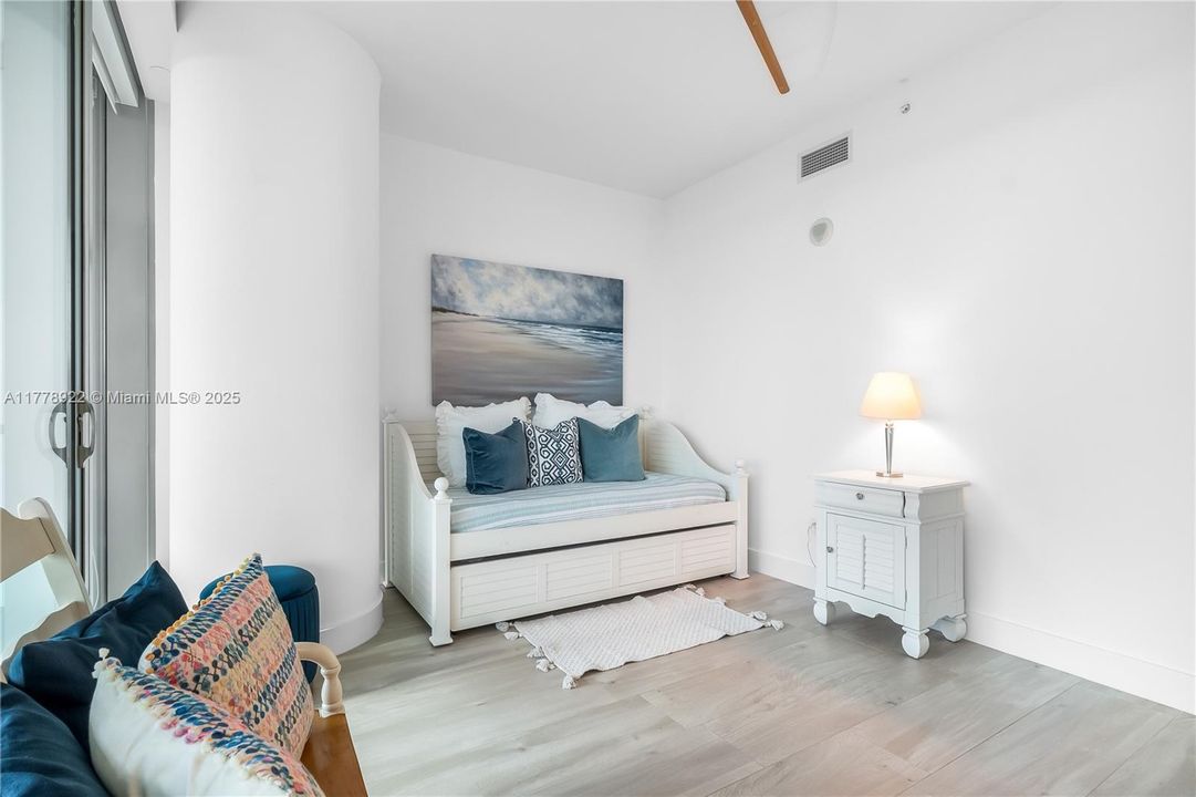 На продажу: $3,825,000 (2 спален, 2 ванн, 1704 Квадратных фут)