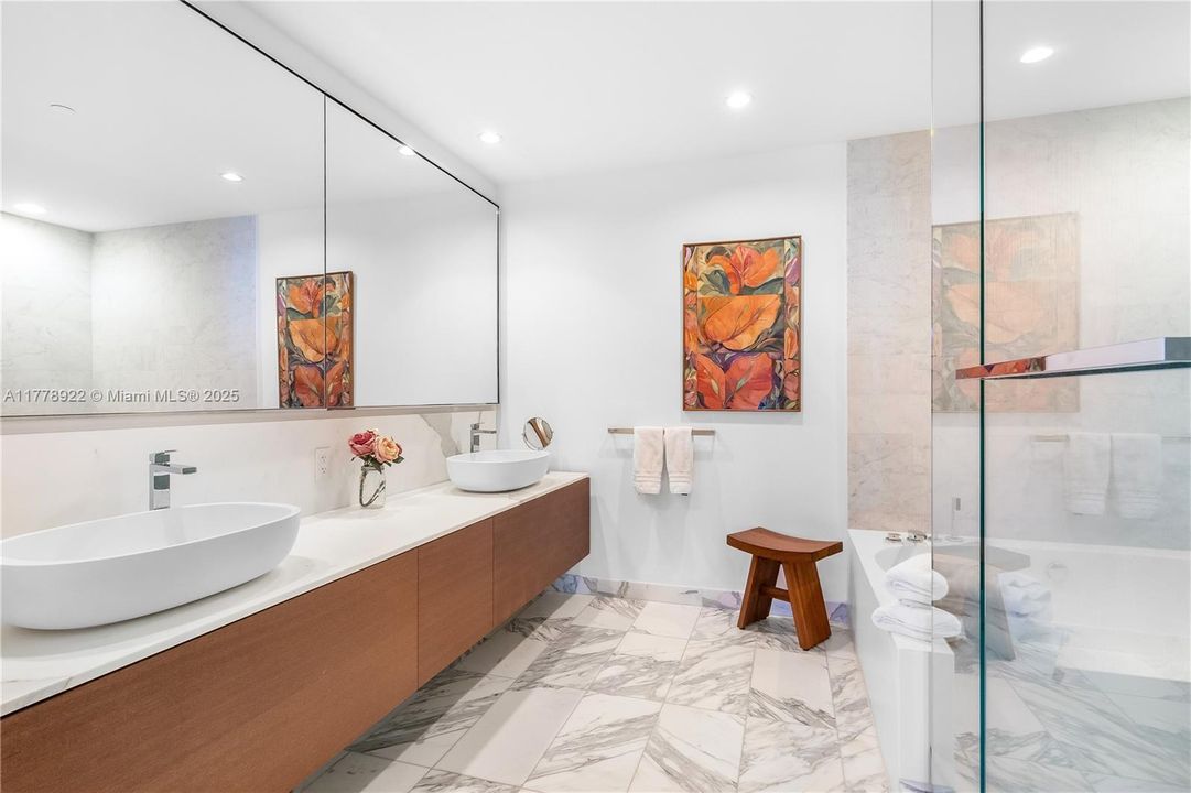 На продажу: $3,825,000 (2 спален, 2 ванн, 1704 Квадратных фут)