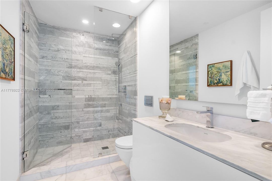 На продажу: $3,825,000 (2 спален, 2 ванн, 1704 Квадратных фут)