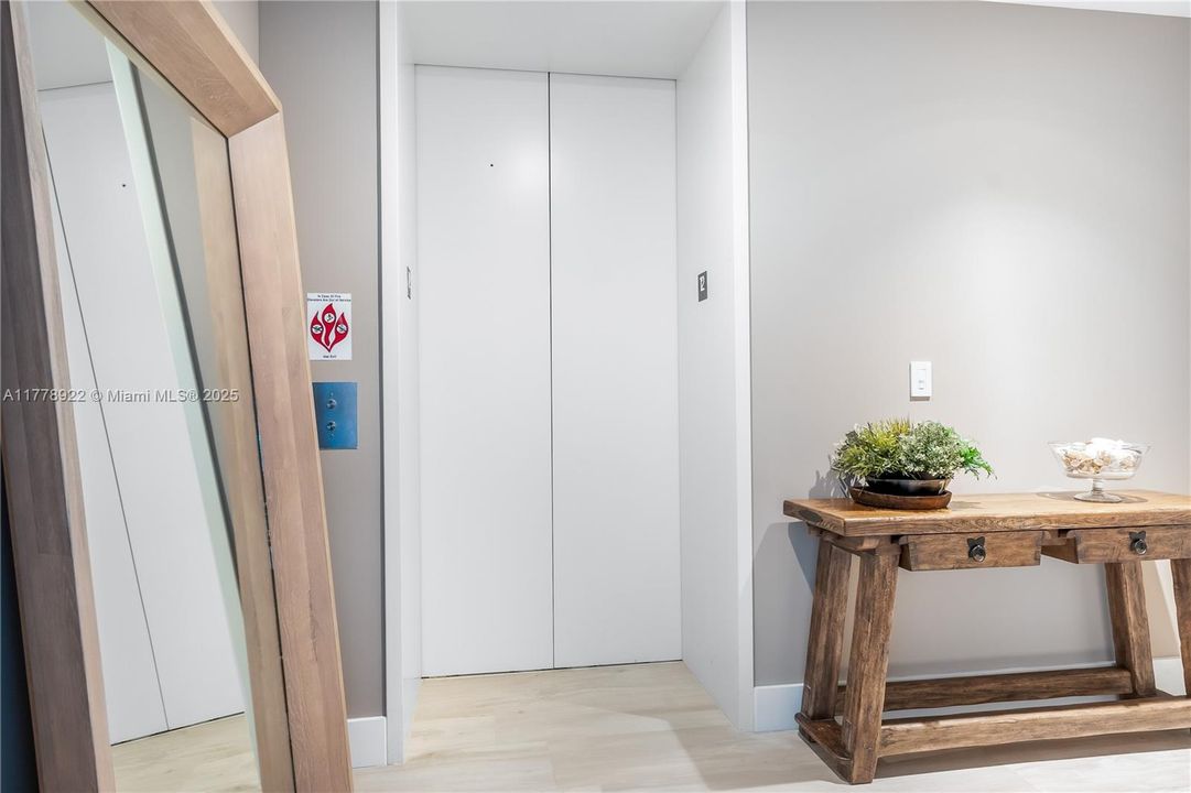 На продажу: $3,825,000 (2 спален, 2 ванн, 1704 Квадратных фут)