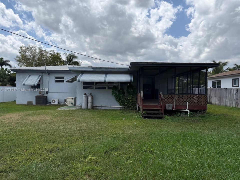 Недавно продано: $439,900 (3 спален, 1 ванн, 1190 Квадратных фут)