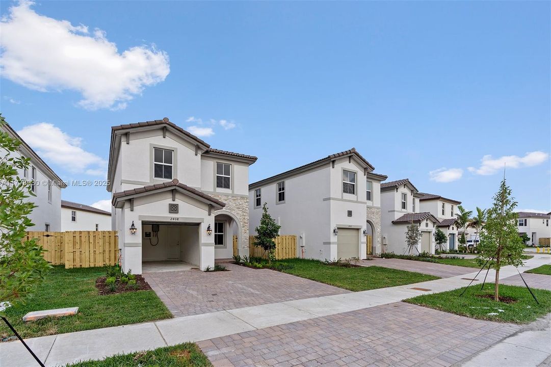 Recientemente alquilado: $3,650 (4 camas, 2 baños, 1983 Pies cuadrados)