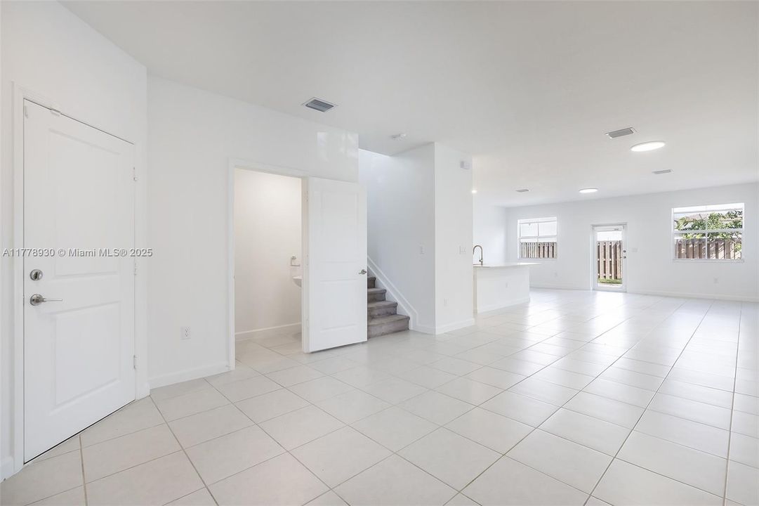 Recientemente alquilado: $3,650 (4 camas, 2 baños, 1983 Pies cuadrados)