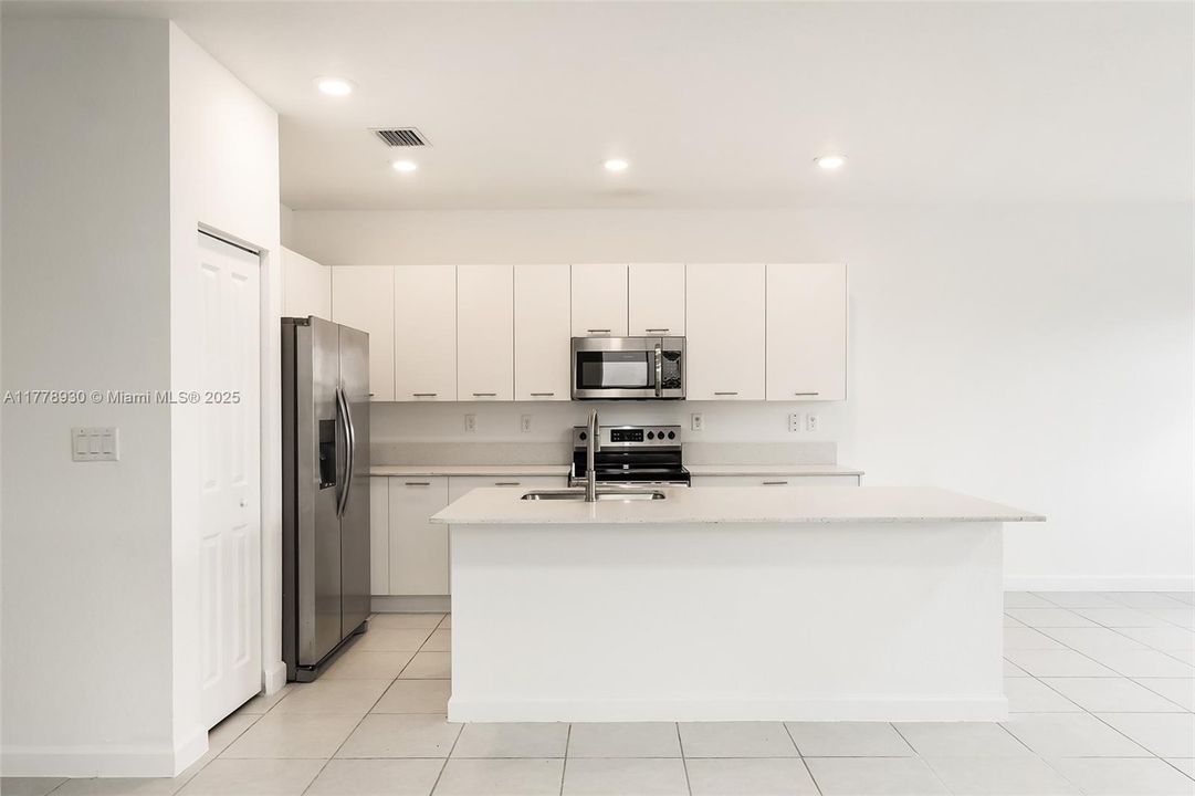 Recientemente alquilado: $3,650 (4 camas, 2 baños, 1983 Pies cuadrados)