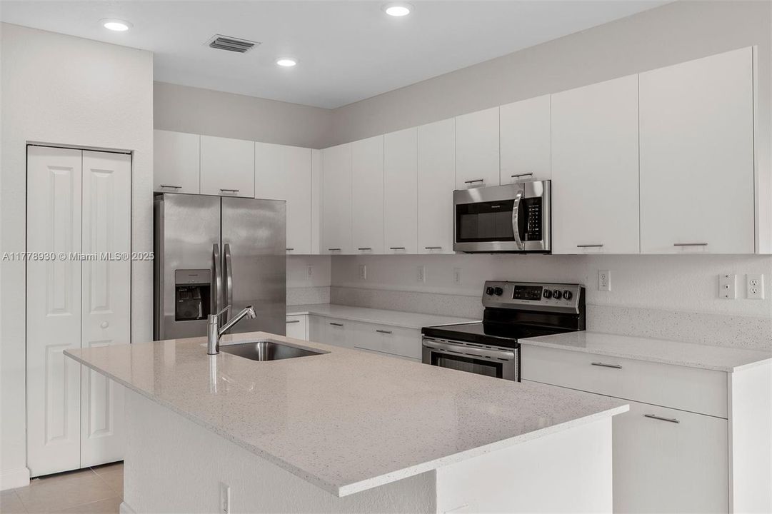 Recientemente alquilado: $3,650 (4 camas, 2 baños, 1983 Pies cuadrados)