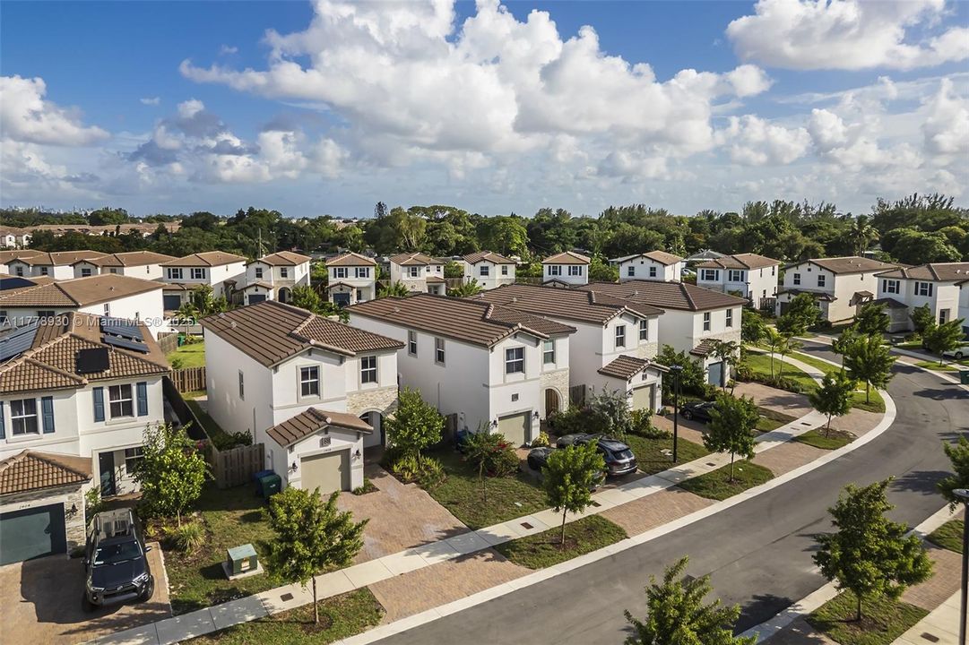 Recientemente alquilado: $3,650 (4 camas, 2 baños, 1983 Pies cuadrados)