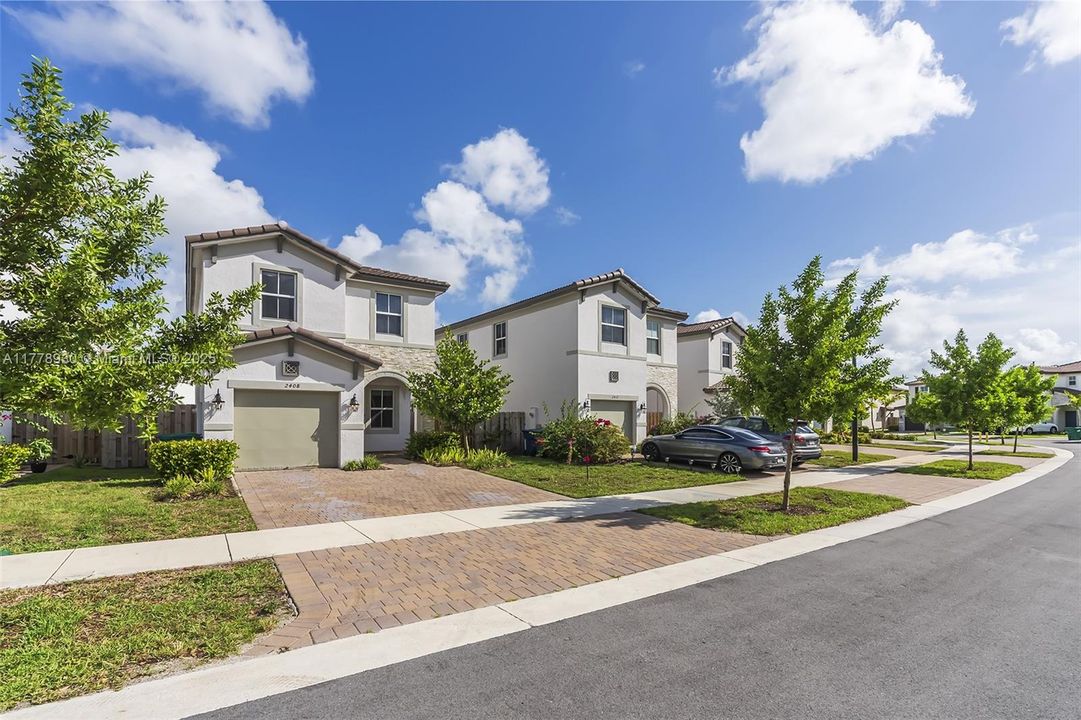 Recientemente alquilado: $3,650 (4 camas, 2 baños, 1983 Pies cuadrados)