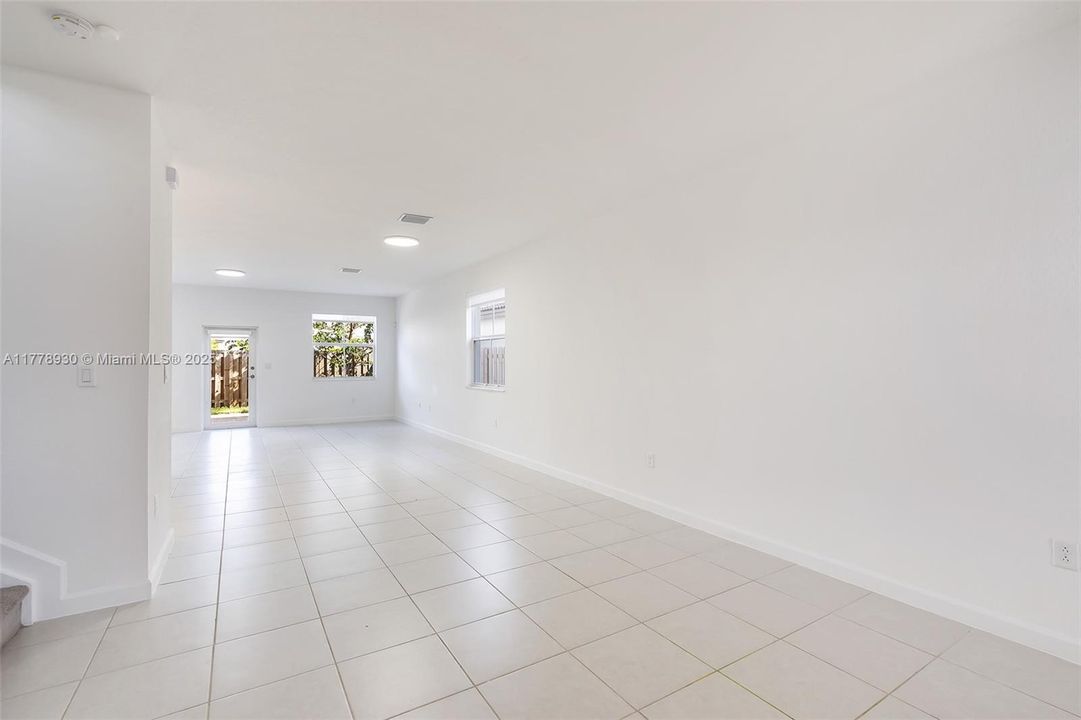 Recientemente alquilado: $3,650 (4 camas, 2 baños, 1983 Pies cuadrados)