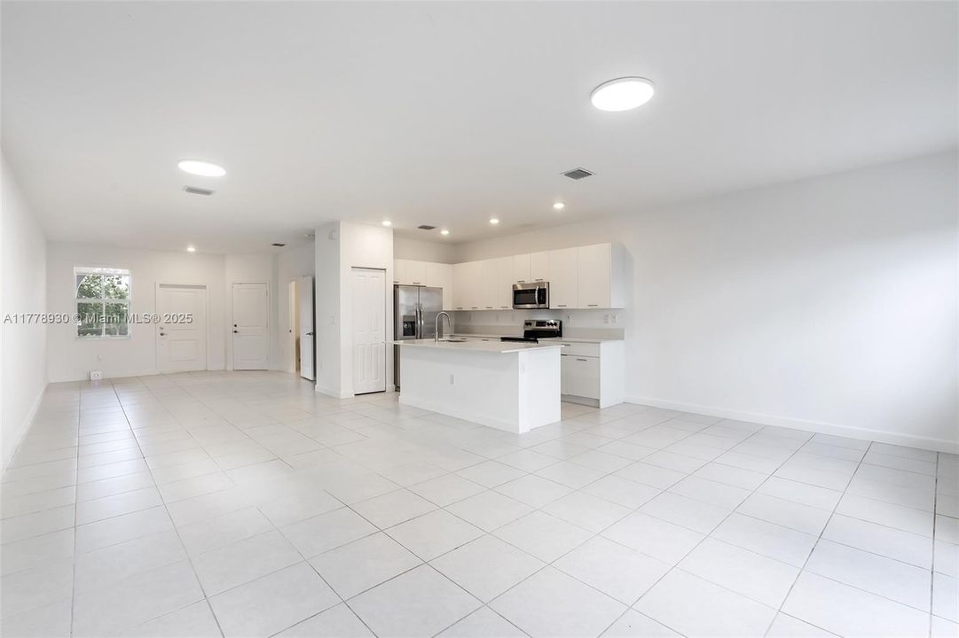 Recientemente alquilado: $3,650 (4 camas, 2 baños, 1983 Pies cuadrados)