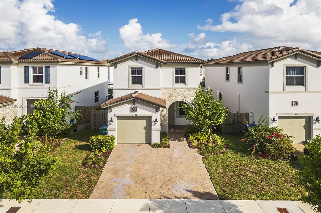 Recientemente alquilado: $3,650 (4 camas, 2 baños, 1983 Pies cuadrados)