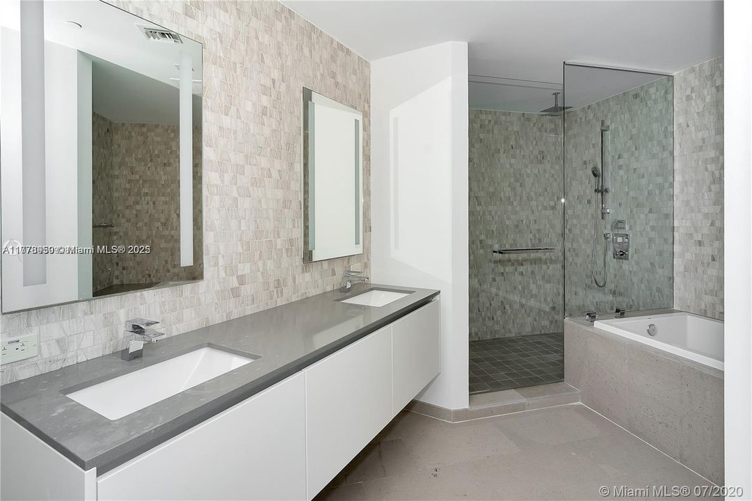 Recently Sold: $1,075,000 (2 beds, 2 baths, 1265 Square Feet)