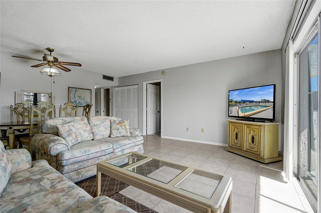 Vendido Recientemente: $215,000 (1 camas, 1 baños, 826 Pies cuadrados)