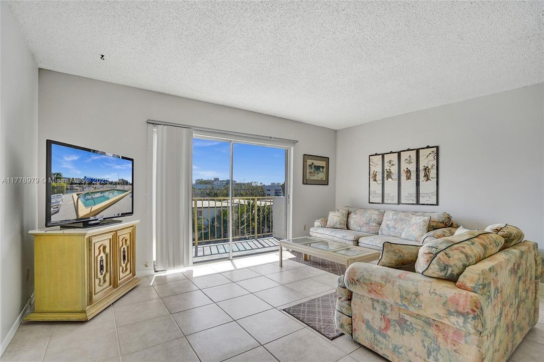 Vendido Recientemente: $215,000 (1 camas, 1 baños, 826 Pies cuadrados)