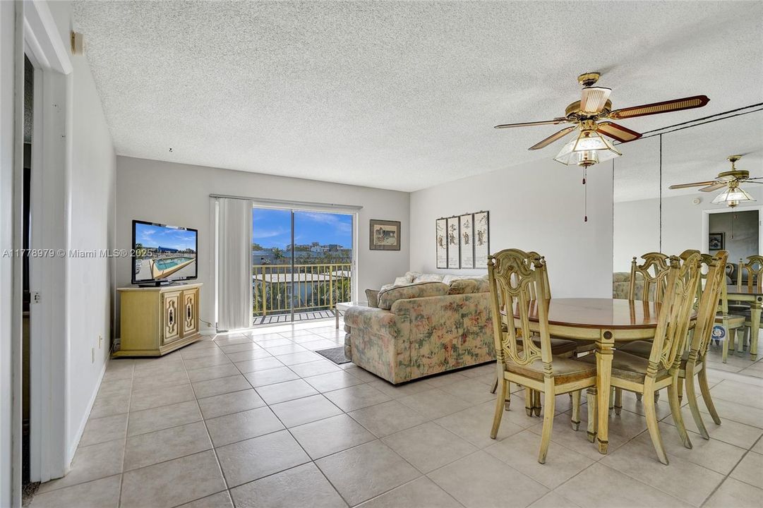 Vendido Recientemente: $215,000 (1 camas, 1 baños, 826 Pies cuadrados)