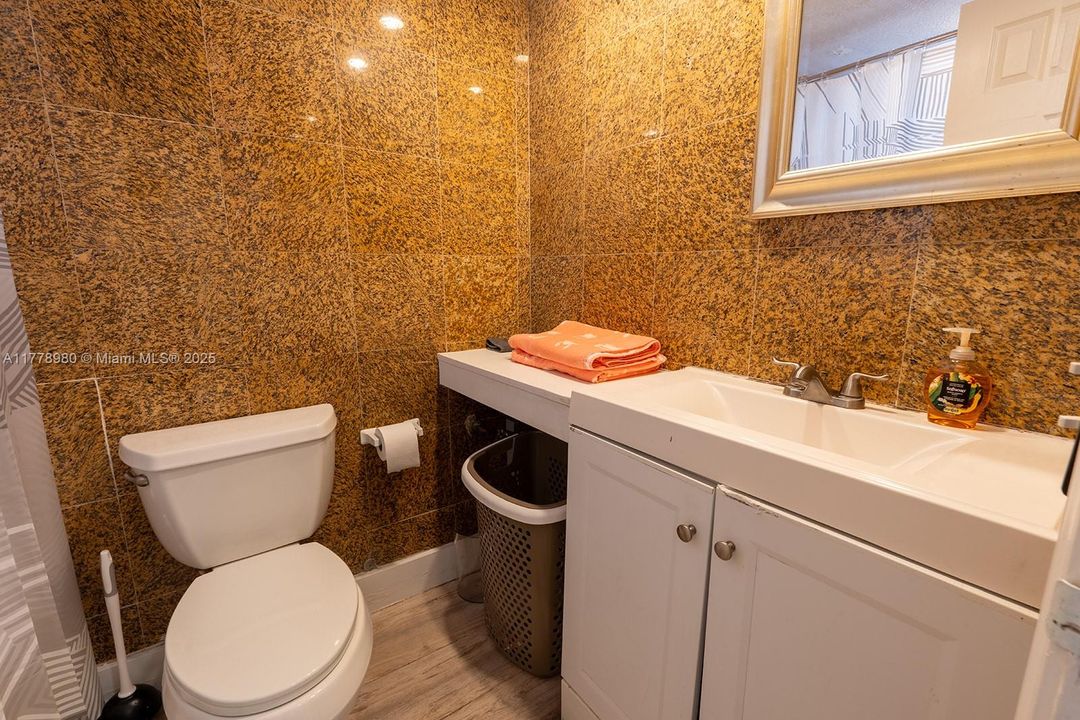 待售: $169,900 (0 贝兹, 1 浴室, 390 平方英尺)