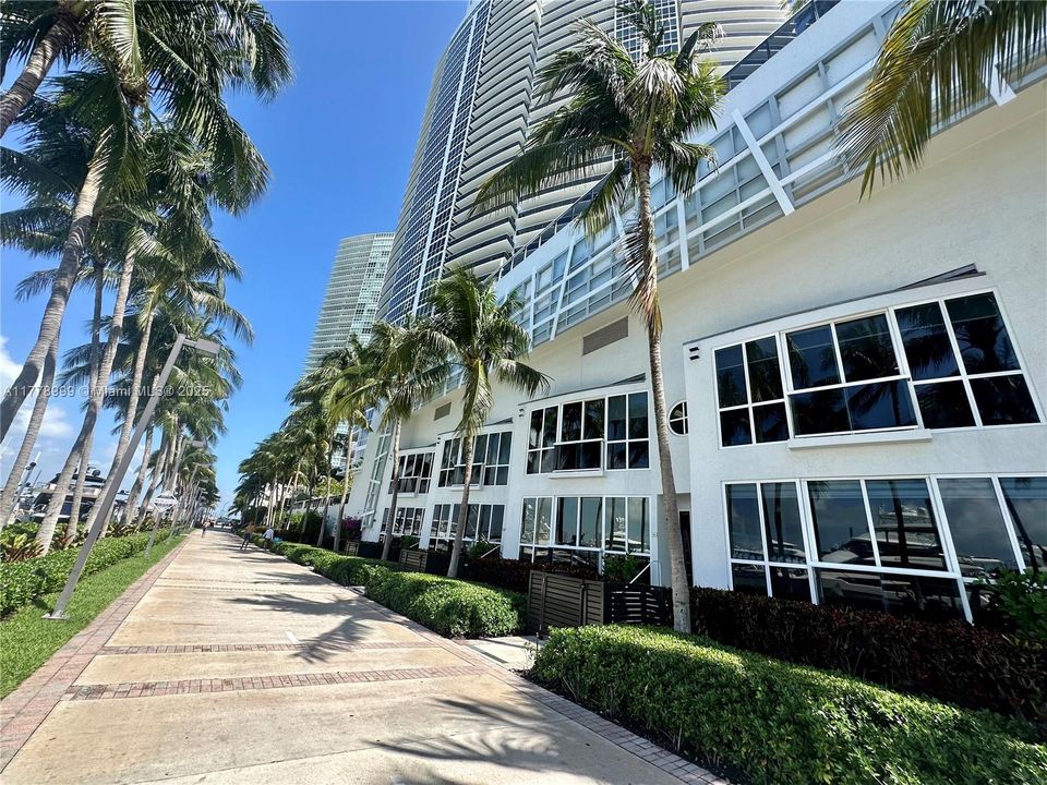 Recently Sold: $1,599,000 (1 beds, 1 baths, 1310 Square Feet)