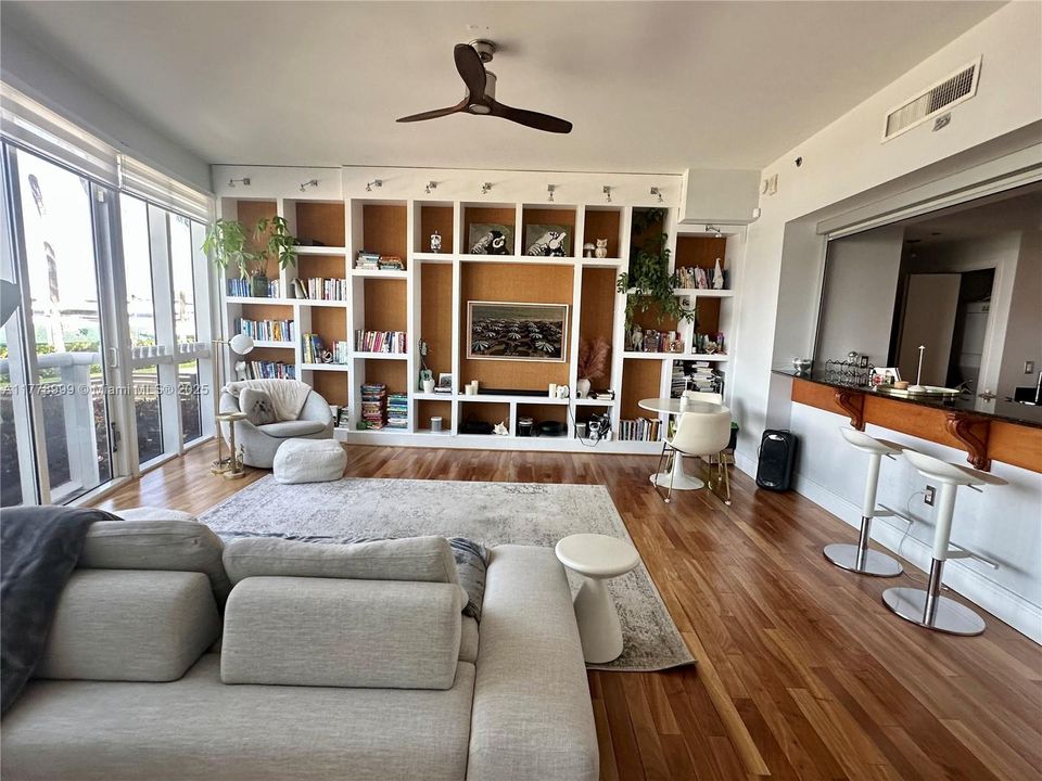 Recently Sold: $1,599,000 (1 beds, 1 baths, 1310 Square Feet)