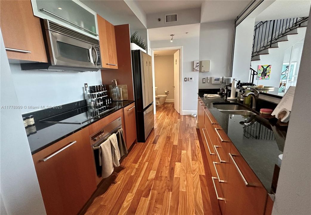 Recently Sold: $1,599,000 (1 beds, 1 baths, 1310 Square Feet)