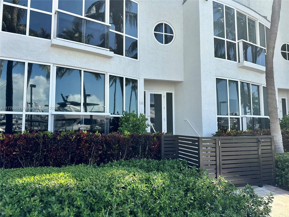 Recently Sold: $1,599,000 (1 beds, 1 baths, 1310 Square Feet)