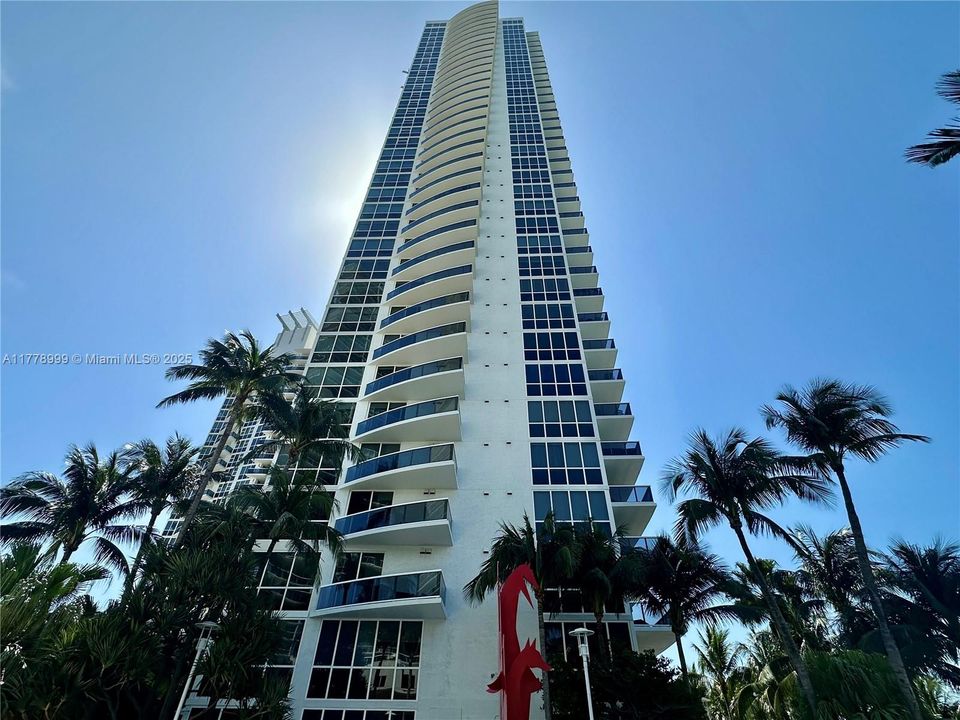 Recently Sold: $1,599,000 (1 beds, 1 baths, 1310 Square Feet)