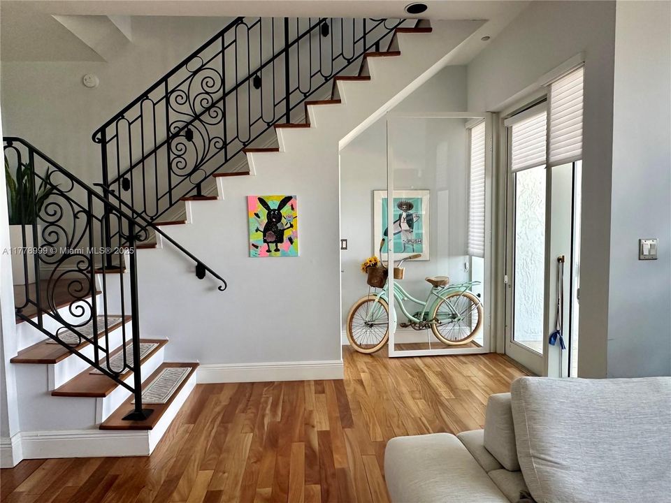 Recently Sold: $1,599,000 (1 beds, 1 baths, 1310 Square Feet)