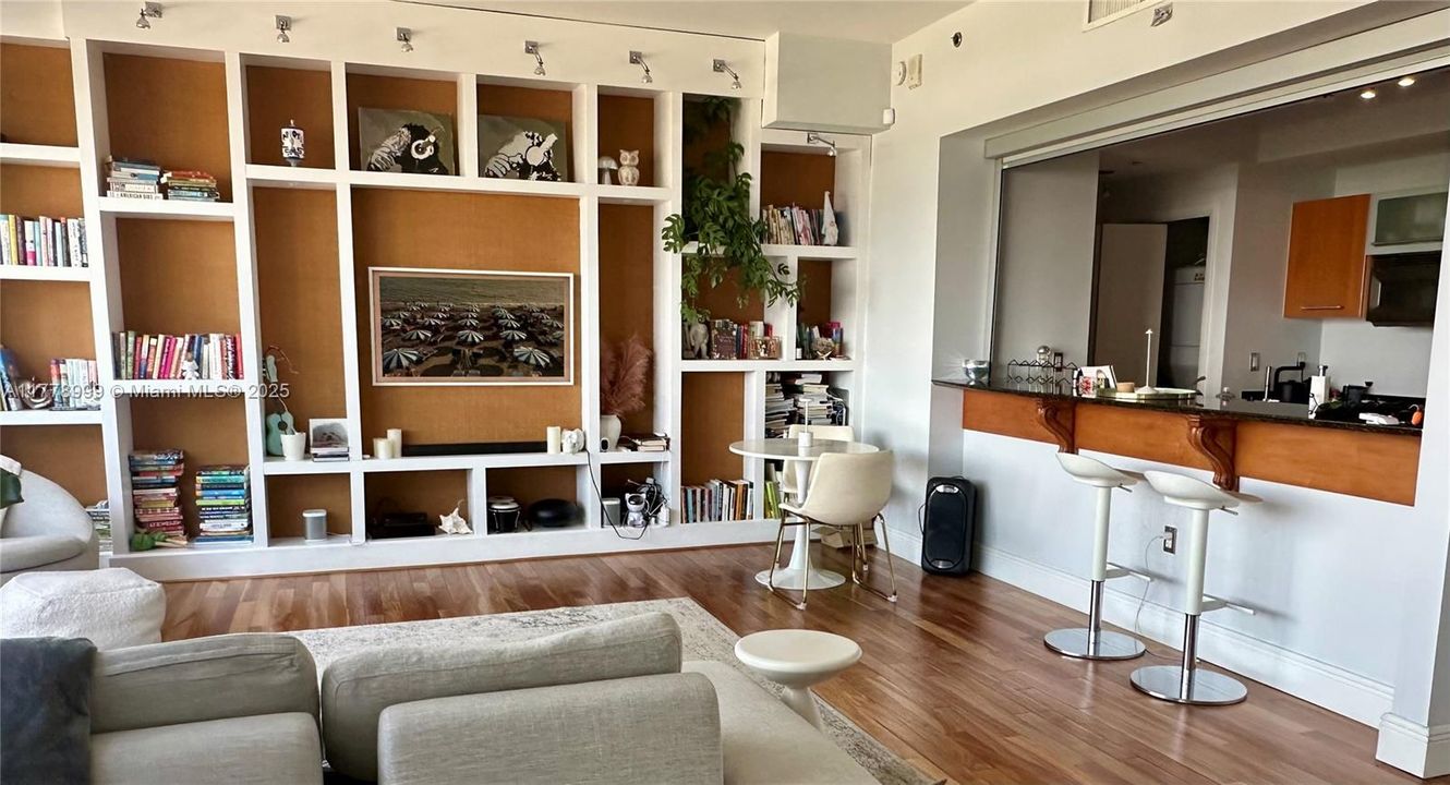 Recently Sold: $1,599,000 (1 beds, 1 baths, 1310 Square Feet)