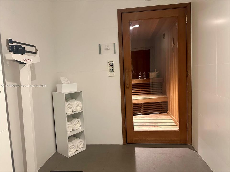 Recently Sold: $1,599,000 (1 beds, 1 baths, 1310 Square Feet)