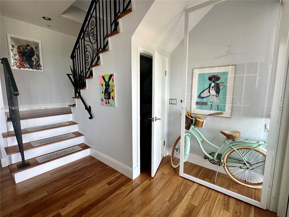 Recently Sold: $1,599,000 (1 beds, 1 baths, 1310 Square Feet)