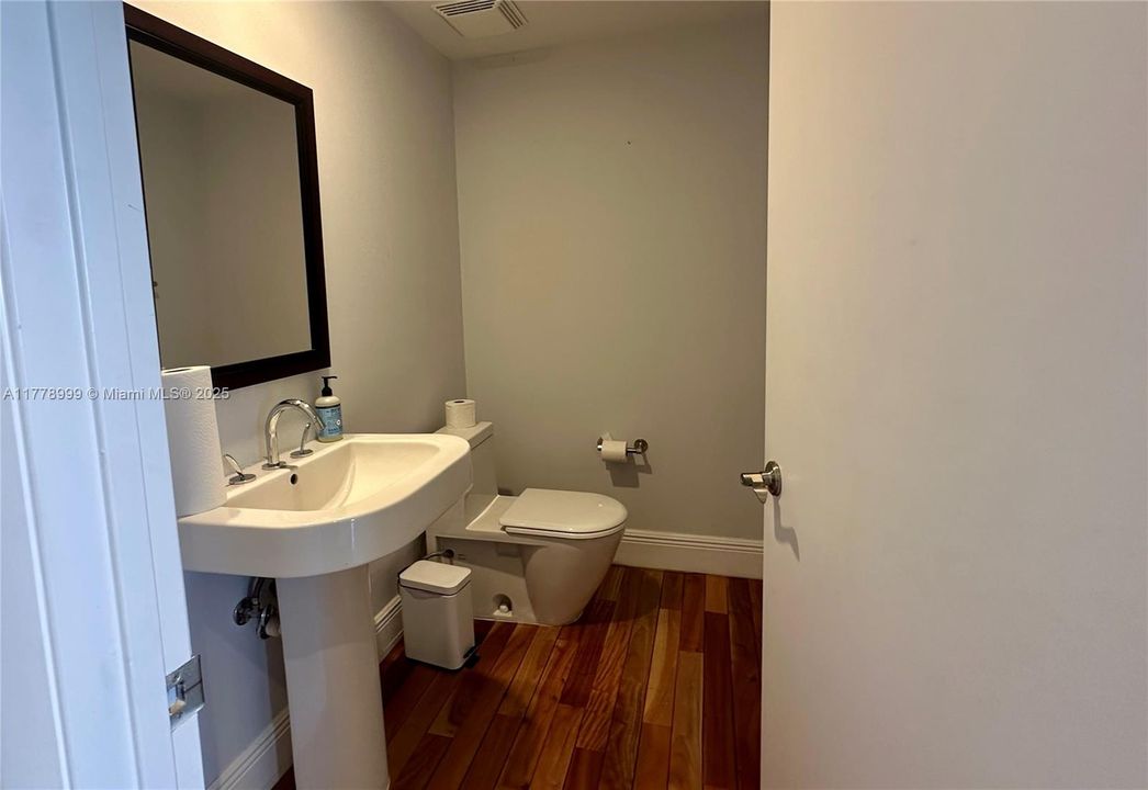 Recently Sold: $1,599,000 (1 beds, 1 baths, 1310 Square Feet)