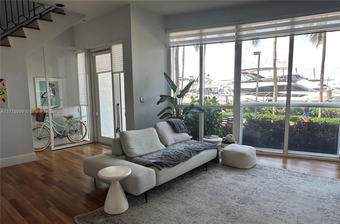 Recently Sold: $1,599,000 (1 beds, 1 baths, 1310 Square Feet)