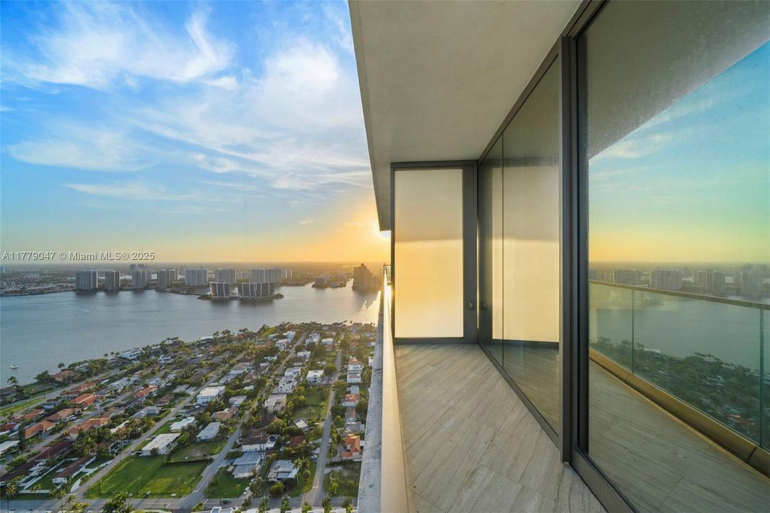 待售: $3,450,000 (2 贝兹, 2 浴室, 1709 平方英尺)