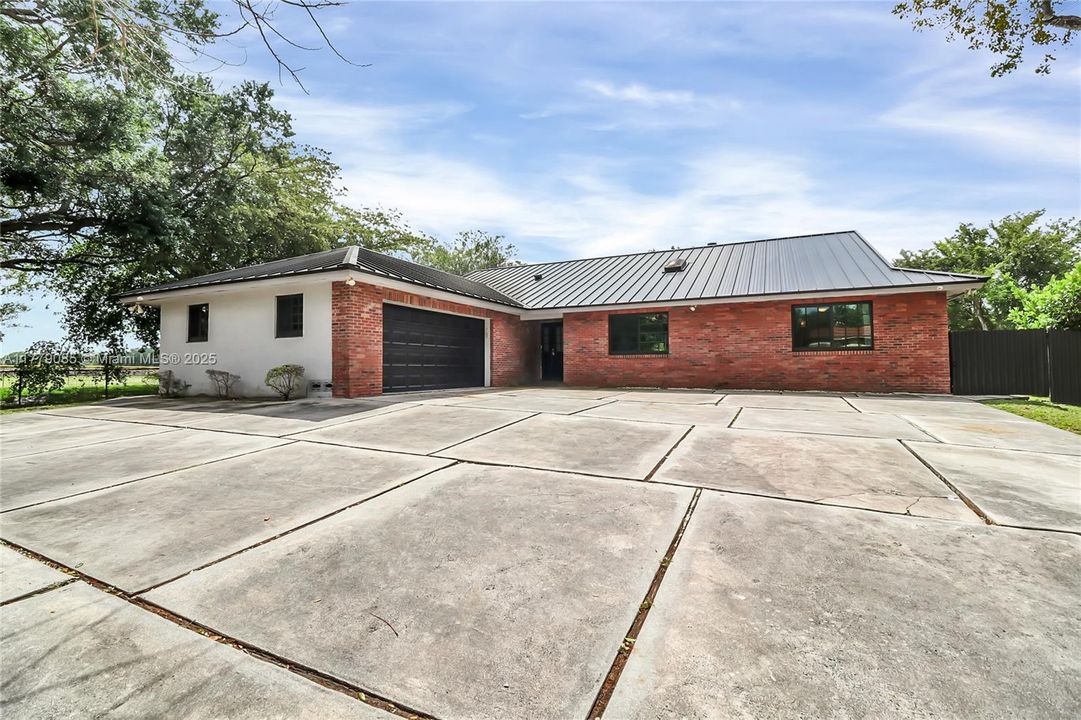 Active With Contract: $1,150,000 (4 beds, 3 baths, 3089 Square Feet)