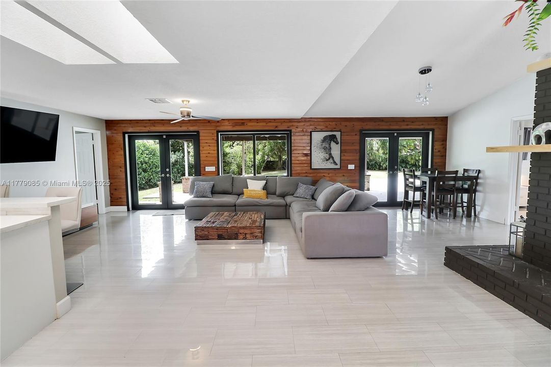 Active With Contract: $1,150,000 (4 beds, 3 baths, 3089 Square Feet)