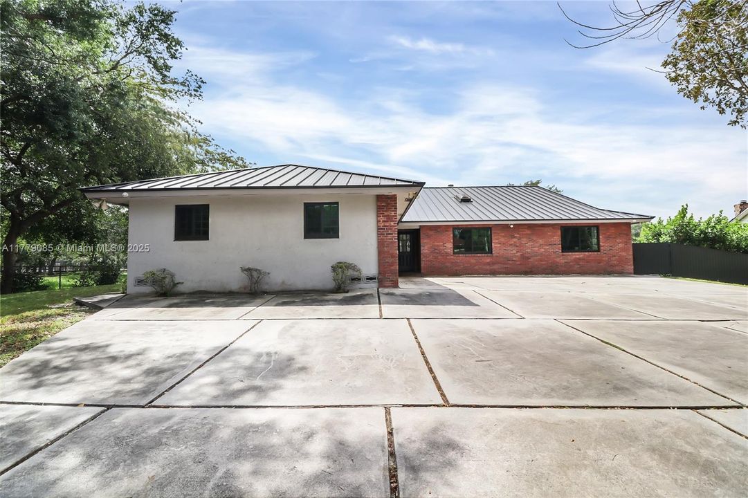 Active With Contract: $1,150,000 (4 beds, 3 baths, 3089 Square Feet)