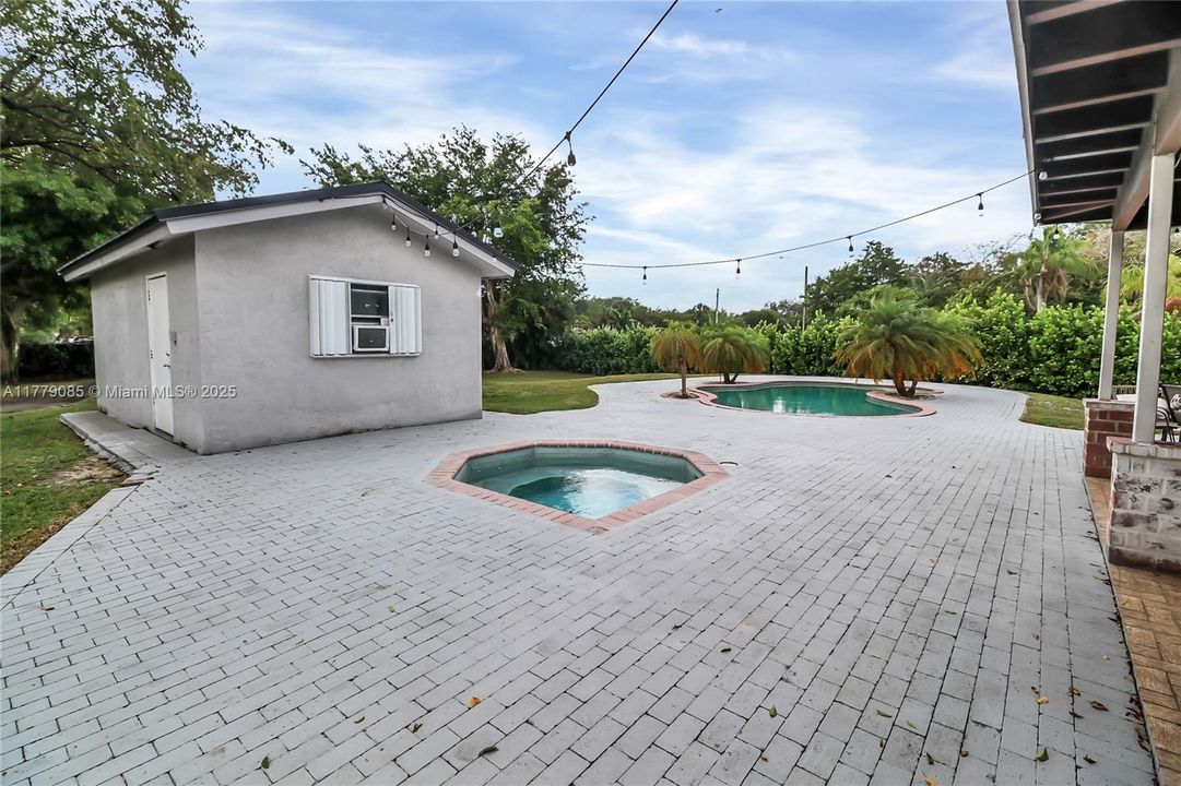 Active With Contract: $1,150,000 (4 beds, 3 baths, 3089 Square Feet)