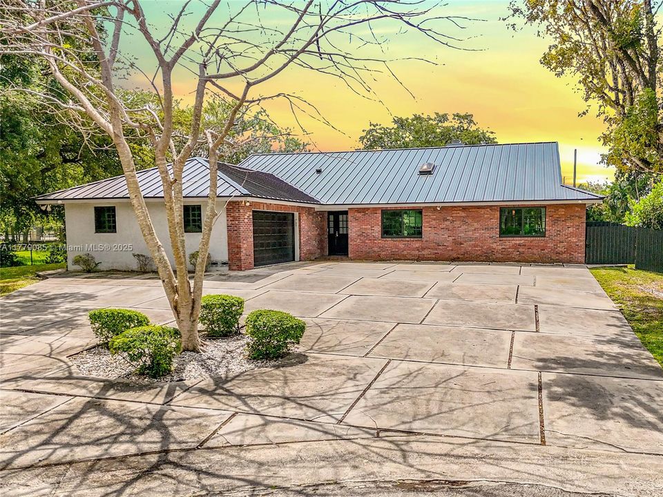 Active With Contract: $1,150,000 (4 beds, 3 baths, 3089 Square Feet)