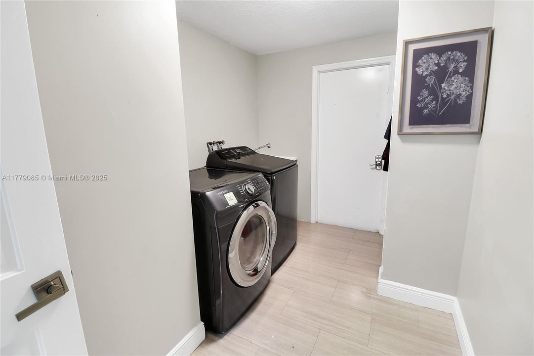 Active With Contract: $1,150,000 (4 beds, 3 baths, 3089 Square Feet)