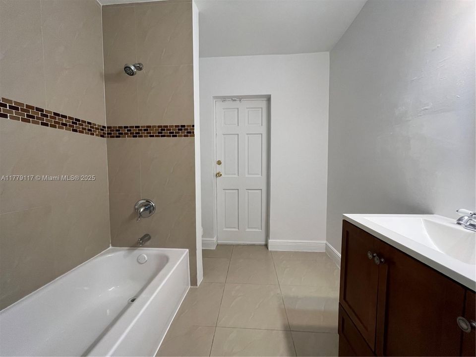 最近租的: $3,900 (4 贝兹, 2 浴室, 1490 平方英尺)